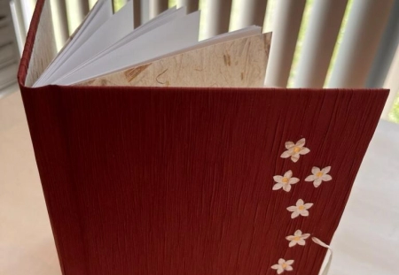 Reliure en soie, les liens de la Mémoire, apprendre à relier, cours de reliure à Caen, atelier de reliure en normandie, initiation à la reliure à Caen, faire soi-meme un carnet, créer un carnet, reliure japonaise, dorure, cuir, - Atelier de reliure à Caen