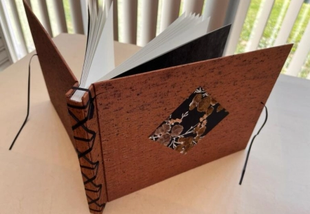 Reliure en soie, les liens de la Mémoire, apprendre à relier, cours de reliure à Caen, atelier de reliure en normandie, initiation à la reliure à Caen, faire soi-meme un carnet, créer un carnet, reliure japonaise, dorure, cuir, - Atelier de reliure à Caen