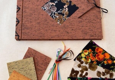 Reliure en soie, les liens de la Mémoire, apprendre à relier, cours de reliure à Caen, atelier de reliure en normandie, initiation à la reliure à Caen, faire soi-meme un carnet, créer un carnet, reliure japonaise, dorure, cuir, - Atelier de reliure à Caen