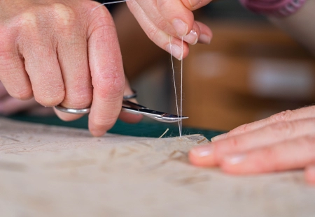 Reliure en soie, les liens de la Mémoire, apprendre à relier, cours de reliure à Caen, atelier de reliure en normandie, initiation à la reliure à Caen, faire soi-meme un carnet, créer un carnet, reliure japonaise, dorure, cuir, - Atelier de reliure à Caen