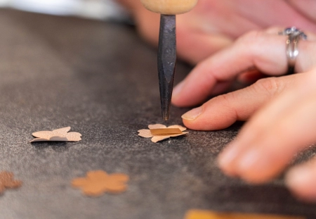 Stage de reliure, les liens de la Mémoire, apprendre à relier, cours de reliure à Caen, initiation à la reliure à Caen, créer un carnet - Atelier de reliure à Caen